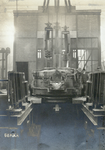 407008 Afbeelding van de bouw of de plaatsing van een machine (?) bij de N.V. Nederlandse Staalfabrieken DEMKA voorheen ...